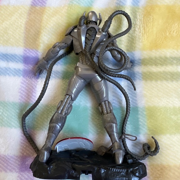 Hasbro Playmation Ultron Marvel Avengers 7" Deluxe Villain Smart Action Figure - Picture 2 of 3